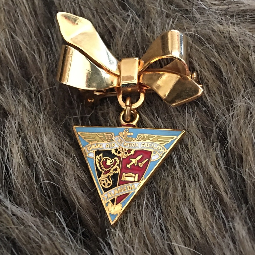 Naval air network facility Alameda medal pin